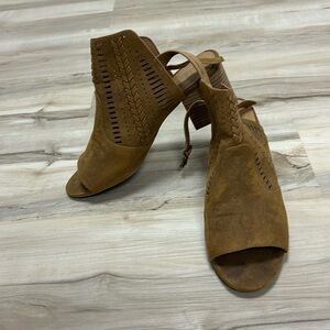 💥Report faux suede open toe‎ chunkyheel sandals size 9. Excellent condition.